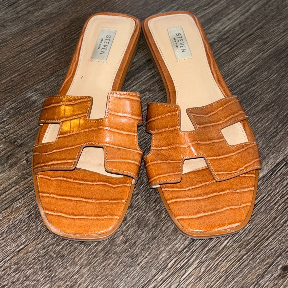 Steven New York size 9 Tan Croc-Embossed Slide Sandals